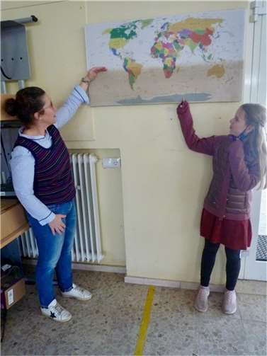 Grundschule aus Ostfriesland hilft dem Ahrtal Rektorin der Grundschule Bad Neuenahr Ursula Bell zeigt Clarissa Plate anhand einer Weltkarte, bis wohin das Wasser in der Schule gestanden hat.