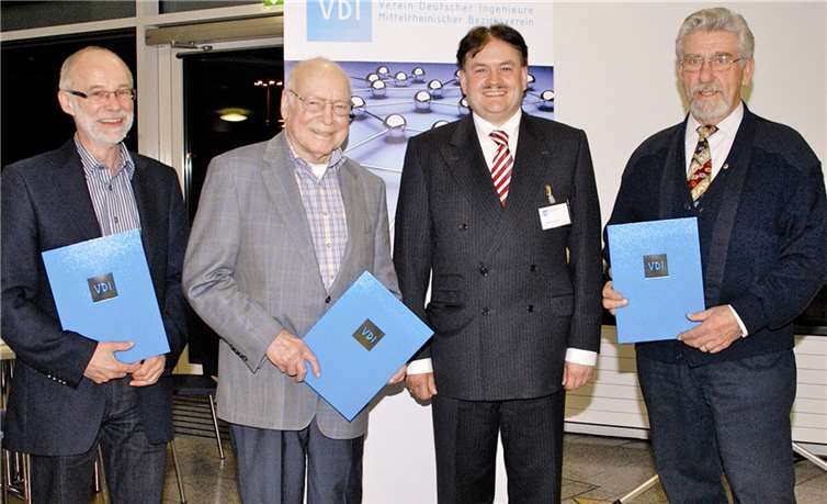 Remagen. Auf der Mitgliederversammlung des VDI Mittelrheinischer Bezirksverein e.V. überreichte der 1. Vorsitzende, Pat.-Ing. Dipl.-Wirtsch.-Ing. Jürgen R. Dietrich MBM (3. v.l.), die Urkunde und das Ehrenabzeichen an langjährige Mitglieder. Geehrt wurden für 50-jährige Mitgliedschaft Dipl.-Ing. Wolfgang Schulz aus Remagen (2.v.l.) und Dipl.-Ing. Edgar Peters aus Sinzig ( r.) sowie für 40-jährige Mitgliedschaft Ingenieur Walter Nuppeney aus Bad Breisig.privat