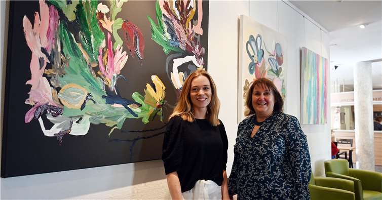Remagen Curanum Vernissage (v.l.): Katharina Antes und Gisela Dröge. Foto: AB