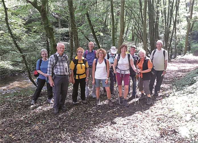 Remagen. Die Herbstwanderung des Ski-Clubs Remagen führte unter Leitung von Wanderwart Wilfried Arenz durch das schöne romantische Brexbachtal an der Lahn. Die insgesamt 18,5 Kilometer lange Wanderstrecke wurde von von allen hervorragen gemeistert. Im Winzerhäuschen in Oberhof probierte man zur Belohnung den Zwiebelkuchen und den neuen Wein, bevor mit der Bahn die Rückreise angetreten wurde.privat