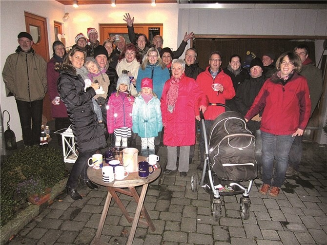 Remagen. In trauter vorweihnachtlicher Runde treffen sich Nachbarn und Freunde der Siegfriedstraße, Burgunderstaße, Nibelungenring und Am Römerhof bereits zum 7. Mal zum abendlichen Adventssingen. Inzwischen ist es Tradition geworden bei Glühwein und Gebäck Weihnachts-und Adventslieder zu singen und sich somit auf das Weihnachtsfest einzustimmen. Zum krönenden Abschluss wird mittlerweile an jedem Abend das Lied „Tochter Zion“ angestimmt und von Trompeten- und Posaunenklängen begleitet. Jung und Alt ist gern dabei und alle freuen sich schon auf die 8. Runde im Dezember 2015.privat