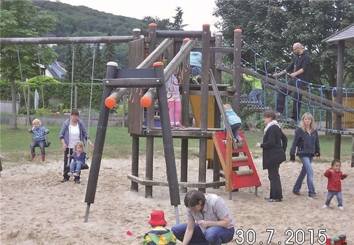 Remagen. Kürzlich starteten die beiden Nestgruppen der katholische Kita St. Martin zu einem gemeinsamen Spielnachmittag auf den Spielplatz an der Ahr in Sinzig. Trotz Regenguss und vielen Wolken vergnügten sich die Küken und die Spatzen auf der großen Schaukel- und Kletterlandschaft. Auch die Eltern, Großeltern und Erzieher entspannten sich bei einem Picknick mit köstlichem, von den Kindern selbst gebackenem, Kuchen und guter Unterhaltung.privat