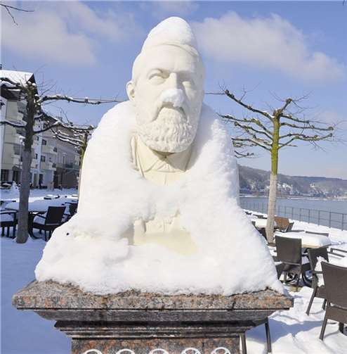 Remagen. Noch hat er die Menschen im Griff: der Winter. Kaum kam die Hoffnung auf, dass der Frühling naht, hat er noch einmal zugeschlagen: Väterchen Frost. In eine weiße Landschaft verwandelte er Ufer und Straßen. Bei Sonnenschein ein herrliches Bild, nachts eisig kalt. Doch die Hoffnung bleibt, der nächste Sommer kommt bestimmt./Foto: AB