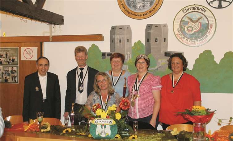 Remagen. Präsident Helmut Möhren (2.v.l.) hieß beim Königsball im Beisein der neuen Majestätenden neuen Präses Kooperator Pfarrer Johannes Steffens (l.) herzlich willkommenab