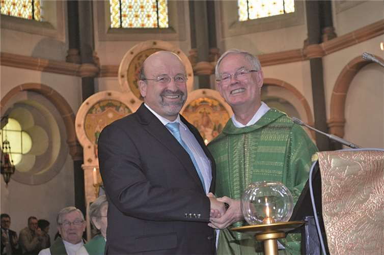 Remagens Bürgermeister Herbert Georgi (li.) verabschiedete Dechant Dr. Johannes Georg Meyer aufs Herzlichste.