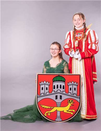 Remagens Kinderprinzessin Sara I regiert mit Hofdame Emily. Foto: Claus Kuhlen