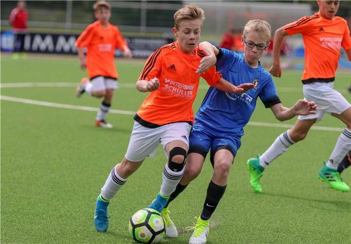 Remagens Offensivspieler Alex Harrop (oranges Trikot) musste viel nach hinten mitarbeiten. SV Remagen