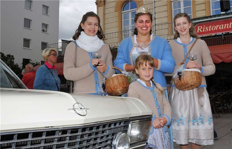 Remagens Weinkönigin Dinah I., die selbst Opel-Motorfan ist, besuchte das Oldtimertreffen. (vlnr) mit Prinzessin Eva, Weinkönigin Dinah I, Prinzessin Lena und „Träubchen“ Julia (vorn):