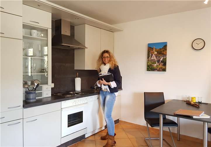 Remet-Mitarbeiterin Petra Wuitschick prüft, ob die Küche den Klassifizierungskriterien des Deutschen Tourismusverbandes Stand hält. Foto: privat