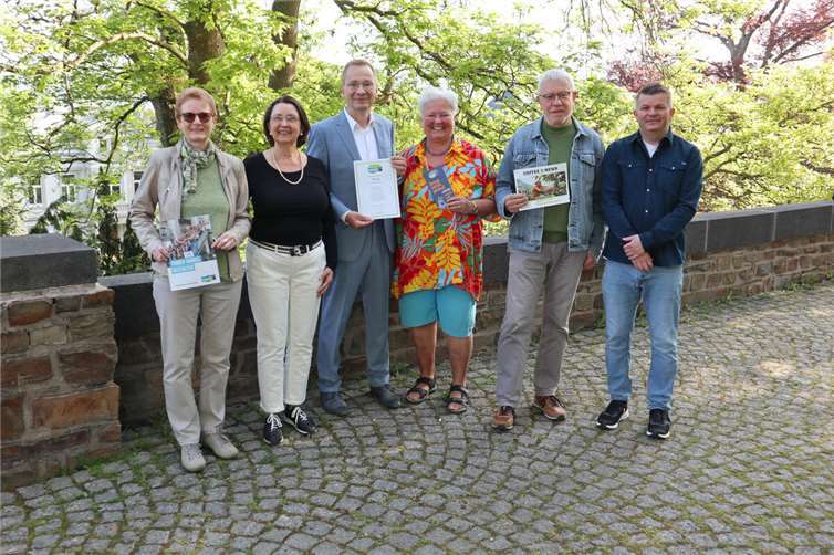 Renate Adams, Sigrid Saak, Bürgermeister Andreas Geron, Claudia Thelen, Rudolf Kirwald und Wirtschaftsförderer Oliver Göbel freuten sich über die Bestätigung des „Fairtrade-Stadt“-Titels für die Stadt Sinzig und über die geleistete Arbeit in den vergangenen zehn Jahren.  Foto:Stadtverwaltung Sinzig