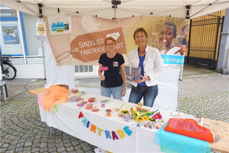 Renate Adams (l.) und Brigitte brachten ein reichhaltiges Sortiment fair gehandelter Produkte mit. Foto: ROB