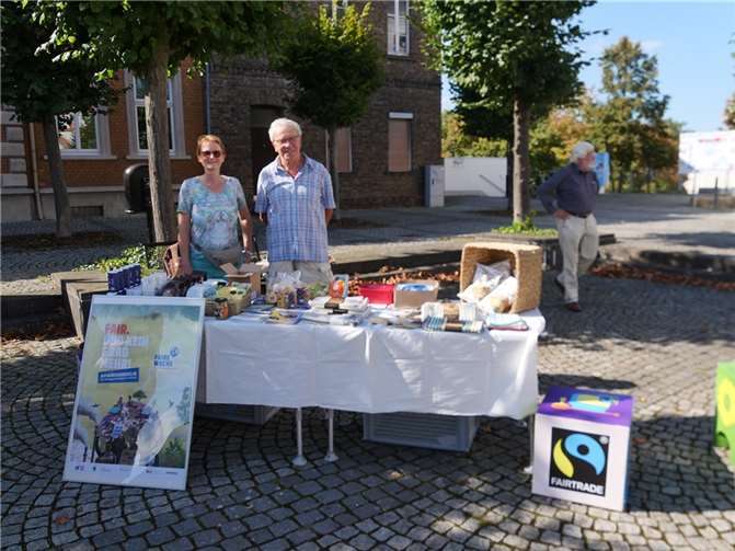 Renate Adams und Rudolf Kirwald am Fairtrade-Stand.  Foto: Gerhard Adams