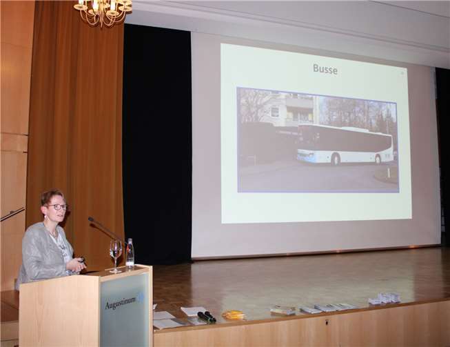 Renate Adams vom VRM informierte über alles rund um den lokalen ÖPNV.