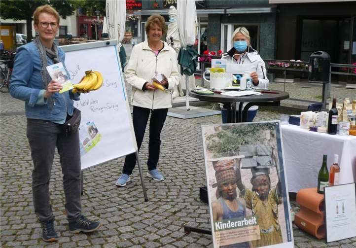 Renate Adams von der Fairtrade-Gruppe Sinzig (links) verteilte 10 Kilo Bananen auf dem Sinziger Wochenmarkt