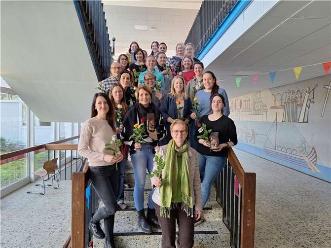 Renate Adams von der Fairtrade-Steuerungsgruppe (vorne) und die Lehrerinnen der Regenbogenschule Sinzig.  Foto: Heinz Mombauer