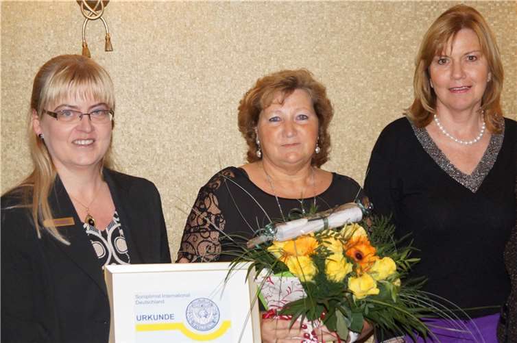 Renate Beuth erhielt von Soroptimist-Präsidentin Petra Lambertz (links) die hohe Auszeichnung. Carla Müller-Bugdahn (rechts) gratulierte als eine der ersten Clubmitglieder.TT