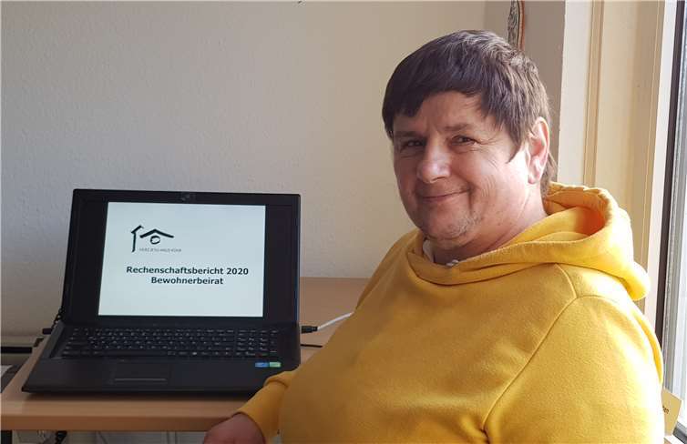 Renate Büttner am PC. Foto: privat