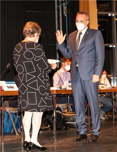 Renate Crowley (Grüne) vereidigte als Alterspräsidentin den neuen Wachtberger Bürgermeister Jörg Schmidt (CDU) bei der konstituierenden Sitzung des Wachtberger Gemeinderates.