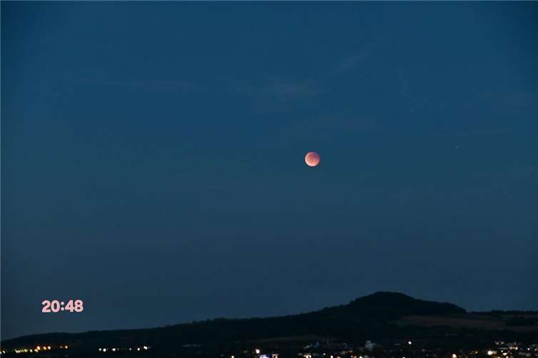 Renate Fergen aus Plaidt hat den Mond ebenfalls festgehalten. 