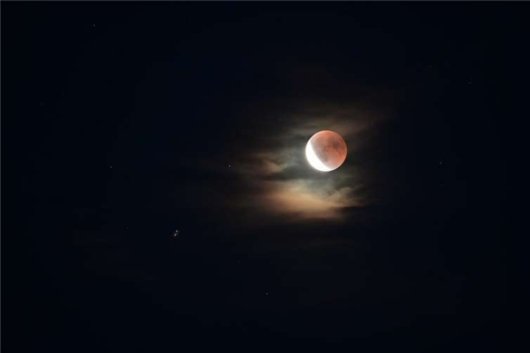 Renate Fergen aus Plaidt hat den Mond ebenfalls festgehalten. 