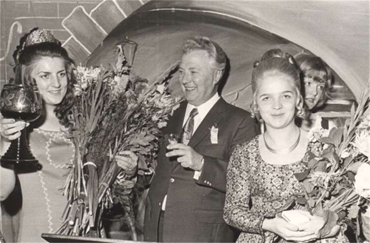 Renate Fleischer Weinkönigin (rechts) 1972, Landrat Heinz Korbach und die scheidende Weinkönigin 1971 Beatrix Knieps und Dorothee Beu im Hintergrund rechts als neue Weinprinzessin. Repro: Werner Schüller