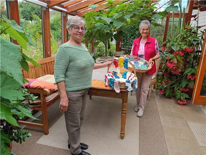 Renate Kahl (l.) und Maria Krupp von der Katholische Frauengemeinschaft St. Genovefa Mendig.  Foto: Dorothe Ganser