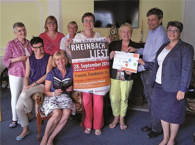 Renate Kewenig, Vorsitzende des sie..werk (Dritte von rechts), überreicht den Spendenscheck an Robert Hucho, den Vorsitzenden von RHEINBACH LIEST (Zweiter von rechts), zusammen mit weiteren Mitarbeiterinnen der beiden Vereine.privat