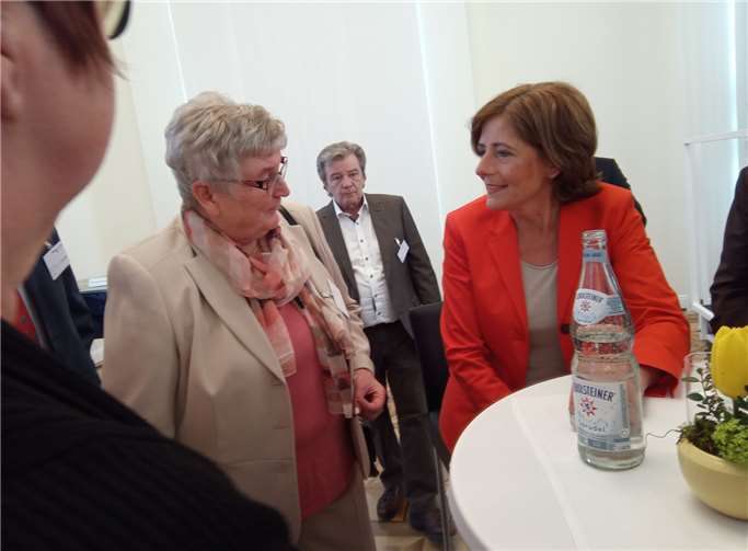 Renate Kolbe im Gespräch mit der Ministerpräsidentin.Foto: privat