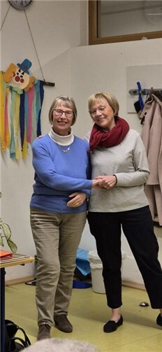 Renate Lüdenbach(r.) dankt Irmgard Zeh(l.).