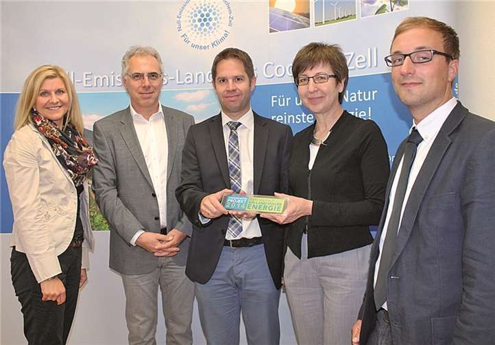 Renate Michel, Regionalreferentin Rhein-Mosel-Eifel (2.v.r.) übergibt die Plakette anlässlich der Aktionswoche „RLP: Ein Land voller Energie“, an den Geschäftsführer der Energieagentur „unser-klima-cochem-zell“, Dirk Barbye (Mitte) im Beisein vom Referenten des abends Hans Weinreuter (2.v.l.), Klimaschutzmanager Thomas Berens (r.) und Netzwerkmanagerin der Bioenergie-Region Cochem-Zell, Nicole Jobelius-Schausten (l.). privat