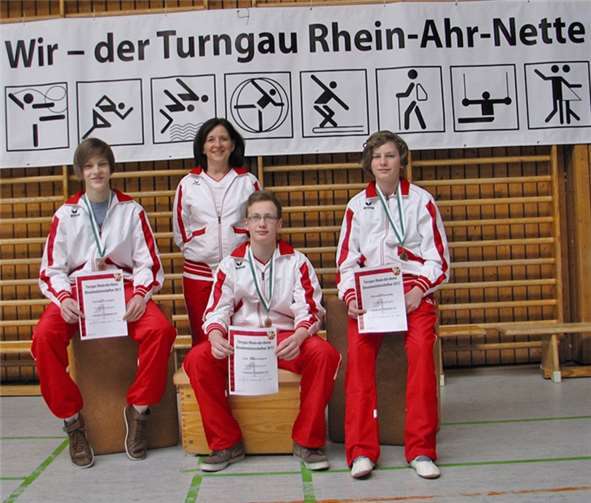 Renate Mohr (stehend) war zufrieden mit den Leistungen ihrer Schützlinge (v. l.) Florian Uerschels, Jens Winterhagen und Florian Nischalke. privat