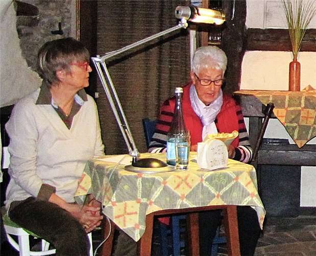 Renate Mohr und Ilona von Assel lasen aus dem Buch von Amelie Fried „Offene Geheimnisse und andere Enthüllungen“ vor.