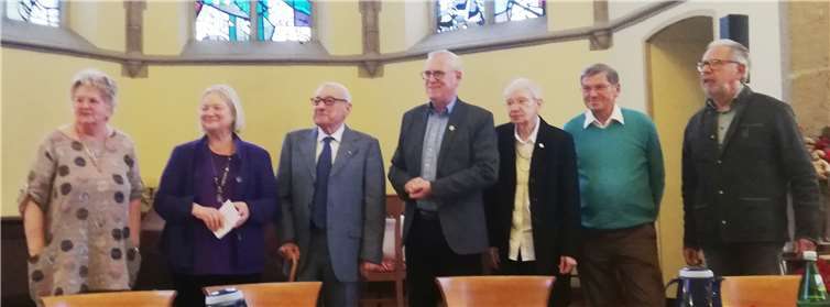 Renate Pepper und Fredi Winter mit den Gratulanten. Fotos: privat