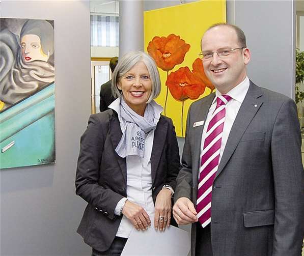 Renate Pitsch zusammen mit Arno Minwegen, Leiter der Sparkasse in Vallendar anlässlich der Eröffnung der Ausstellung. privat