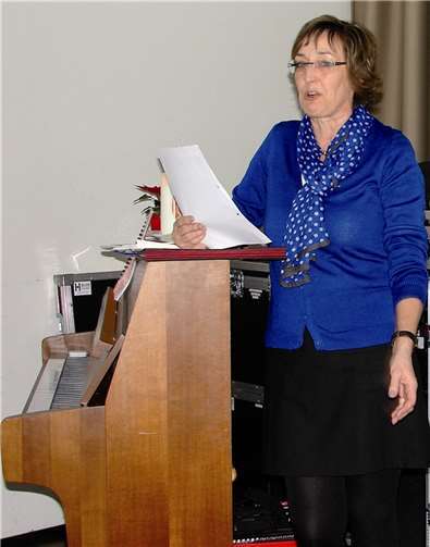 Renate Plitzko, Erste Vorsitzende der Mendiger Kolpingfamilie bei ihrer herzlichen Begrüßung der Gäste im Pfarrheim St. Cyriakus in Mendig.