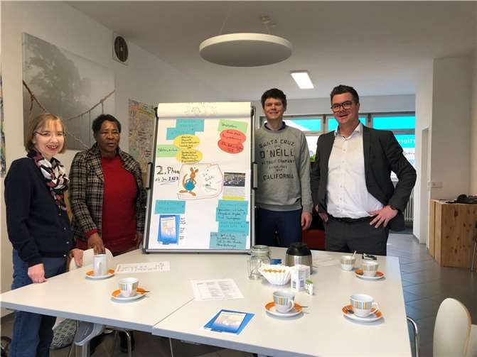 Renate Schäning, Geschäftsführerin Diakonie, eine Teilnehmerin des Angebots des Quartiersmanagements Raiffeisenring (in Vertretung hierfür: Utz Ebertz) mit Bürgermeister Peter Jung.  Foto: privat