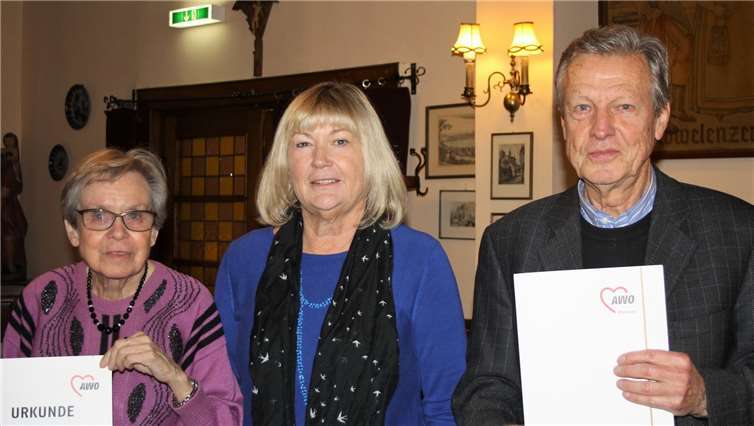 Renate Schmitt und Dr. Wilhelm Lenz sind der AWO 40 Jahre lang treu geblieben. Privat