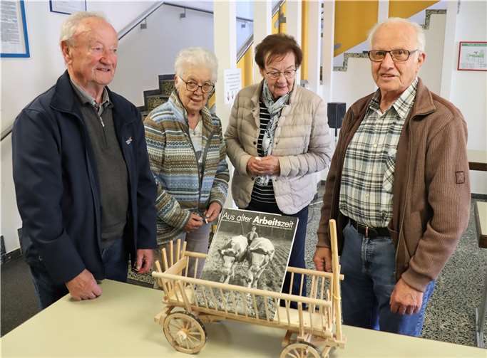 Renate und Josef Schlosser (2. und 4. von links) beim Treffen der 555er im Gespräch mit Heinz-Günter und Lucia Knopp aus Hübingen über ihr Modell des historischen Heuerntewagens.  Foto: 555er