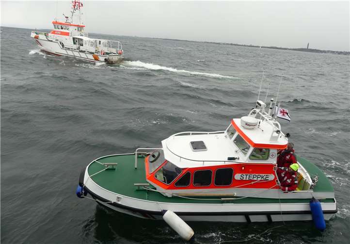 Rendezvous auf der Ostsee. Zusammen mit demSchnellboot „Seenotretter Berlin“ wurde eine Einsatzübung inszeniert.