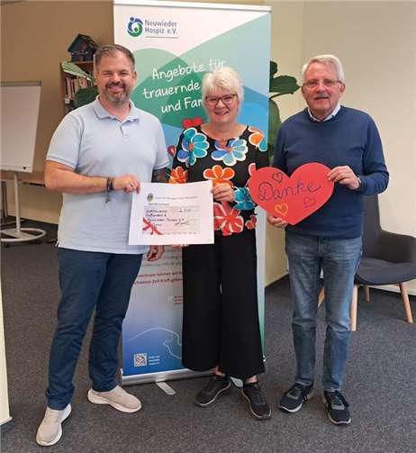 Rene Achten, Beate Christ und Hans-Peter Knossalla bei der Spendenübergabe in Neuwied.  Foto: Petra Zimmermann