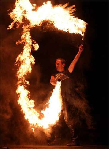 Kinderwochenende bringt kleine Augen zum Leuchten René Albert präsentiert eine faszinierende Feuershow. Foto: René Albert