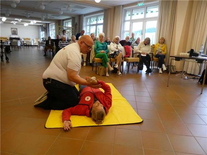 Rene Cremer vom DRK Bad Breisig erklärt Erste-Hilfe-Maßnahmen am praktischen Beispiel. Foto: Harald Trinkaus