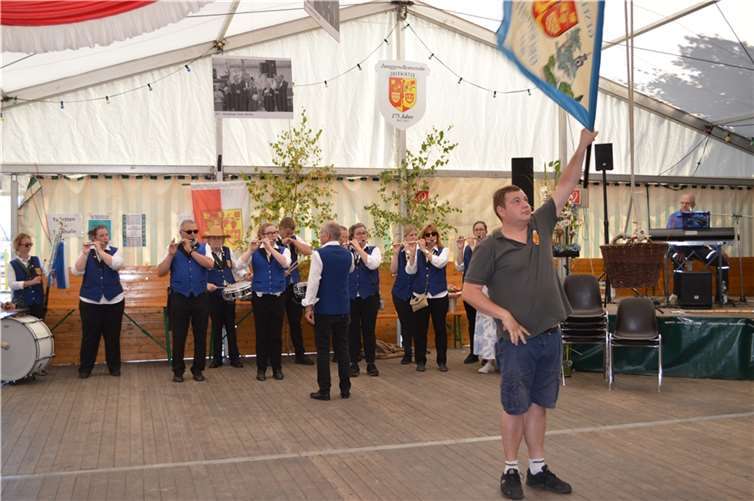 René Elbern beim Fähndelschwenken zur Musik des Tambourcorps Oberwinter.