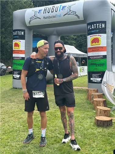 René Hartmann mit dem diesjährigen Sieger des HUBUT Ultra Trail über 102km Daniel Zimmermann. Quelle: SV Urmitz
