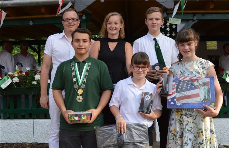 René Heck (l.) mit den Bestplatzierten im Serienschießen der Schülerschützen.