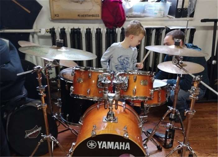 René Jungbluth führt das Schlagzeug und die Percussion Instrumente vor. Foto: privat