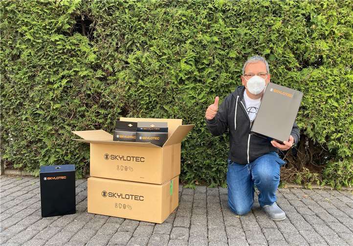 René Kühlmann nahm stellvertretend für die Koblenzer Interessengemeinschaft für Obdachlose die Spende von Skylotec entgegen.Foto: Skylotec