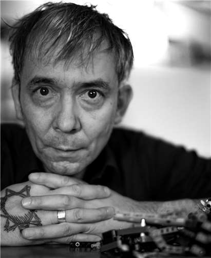 René Marik liest und singt, letzteres mit Begleitung. Foto: privat