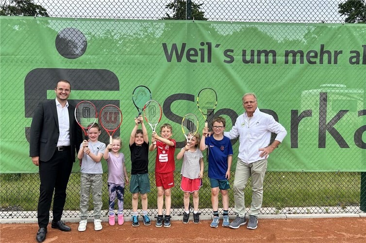 René Schell, Kreissparkasse Ahrweiler, freut sich mit den Kindern des HTC und ihrem Betreuer über die neue Ausrüstung