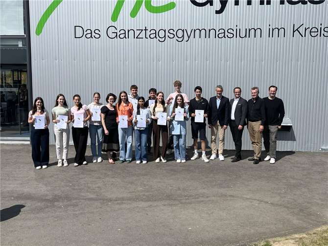 René Schell, Leiter BeratungsCenter der Kreissparkasse Ahrweiler (3. von rechts), Peter Mohr, Pressesprecher und Leiter Marketing der Sparkasse Westerwald-Sieg Montabaur (4. von rechts), Studiendirektor Marco Müller, zweiter stellvertretender Schulleiter des Are-Gymnasiums (1. von rechts), Wettbewerbsleiter der Region Rhein-Ahr Thomas J. Portugall (2. von rechts).  Foto: Thomas Giesen, Are-Gymnasium